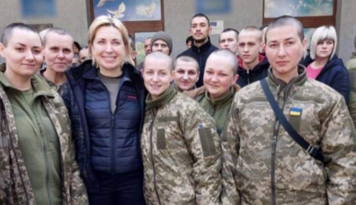  Femeile din armata ucraineană, rase în cap de soldații lui Vladimir Putin, după ce au fost luate prizoniere / FOTO